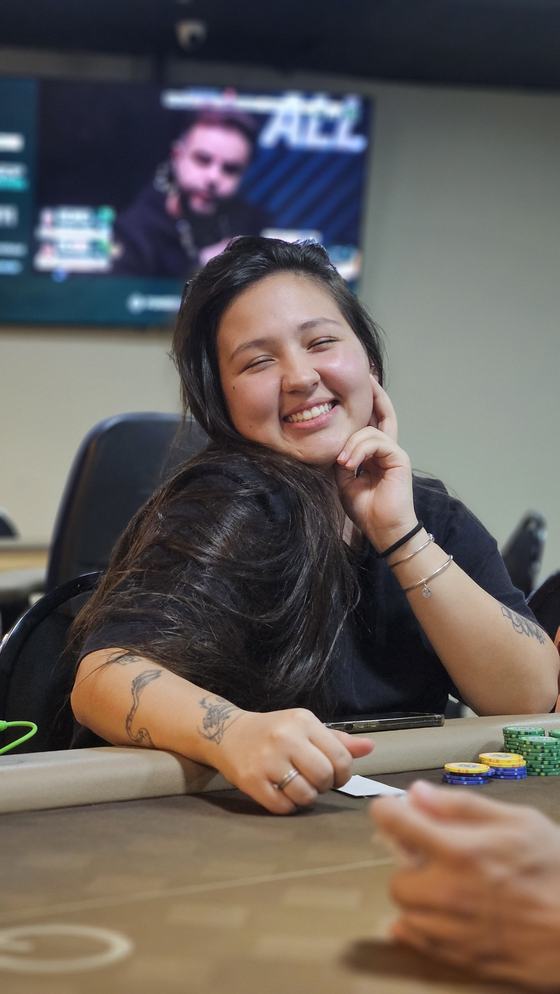 Jogadora sorrindo na mesa da Quadra