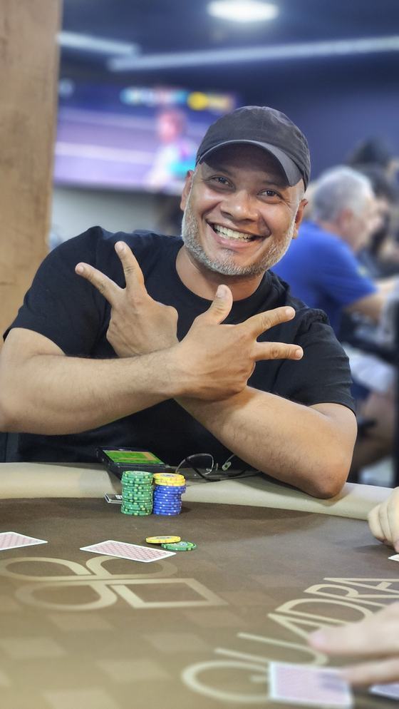 Jogador comemorando na Quadra