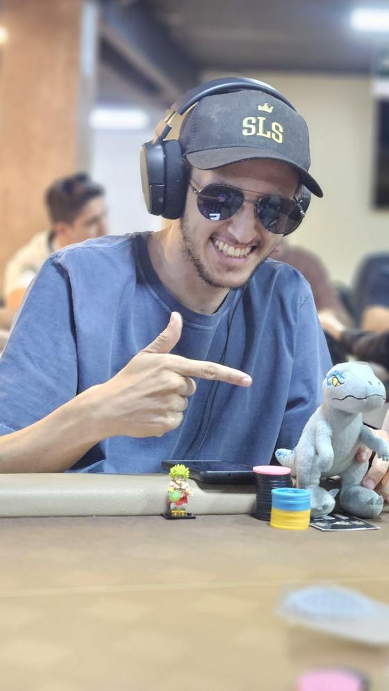 Jogador com mascote na mesa