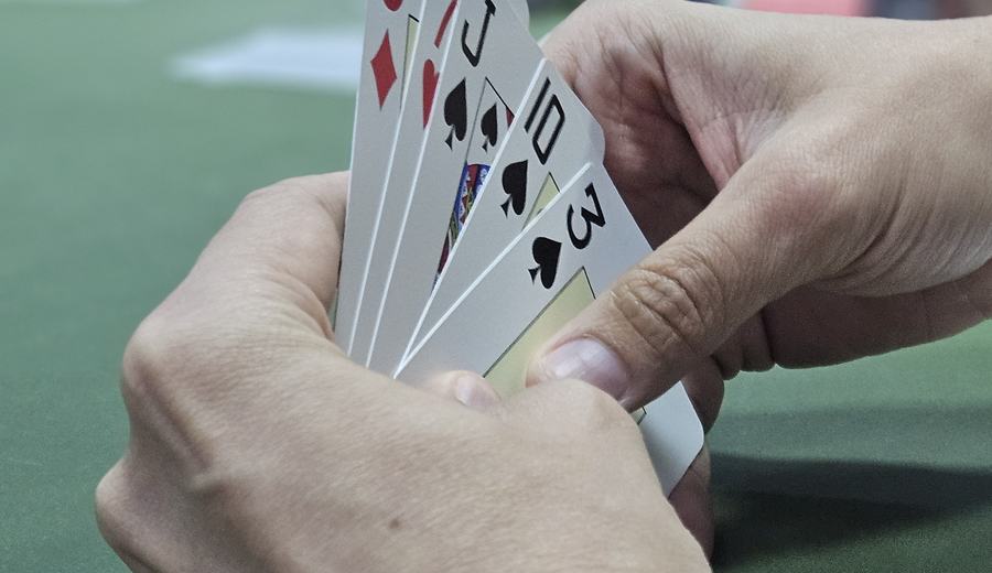 Leque de cartas de poker sobre o pano verde