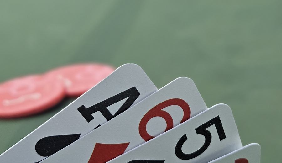 Cartas de poker e fichas sobre o pano verde