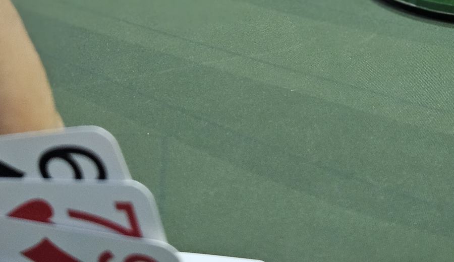 Mesa de poker com cartas e botão de dealer